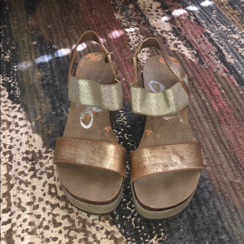 Gold/tan OTBT Wedges